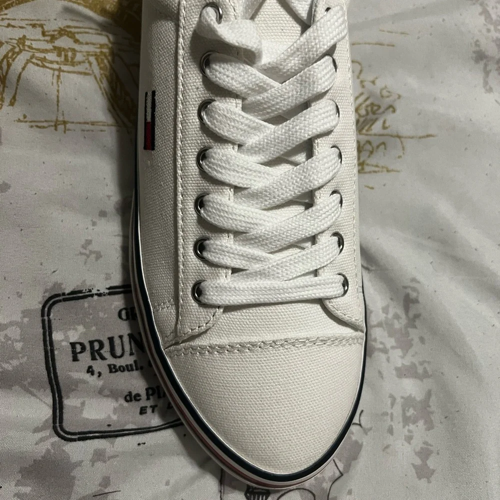 Tommy Hilfiger Fressian Lace-Up Sneakers - Picture 6 of 9